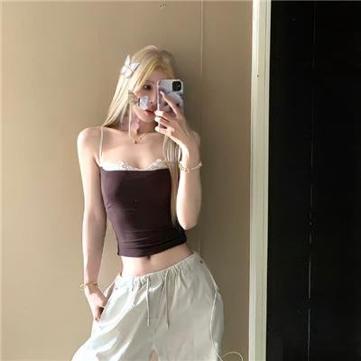 将蝴蝶藏于肩后